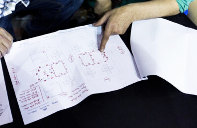 Foto señalando un planograma de una empresa que se dedica al Almacén de empresa que se dedica al diseño de stands de feria